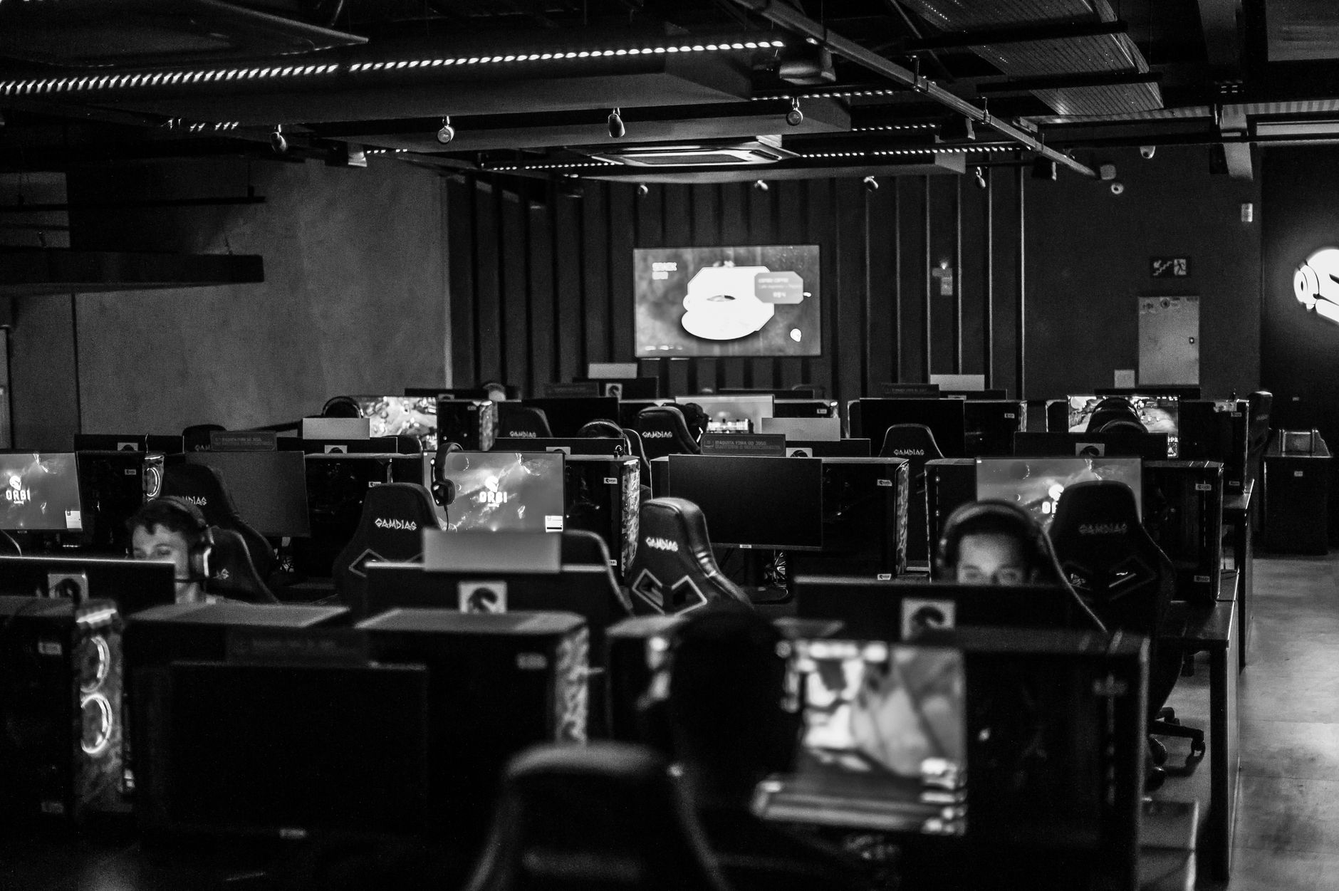 Salle d'arcade esport éclairée